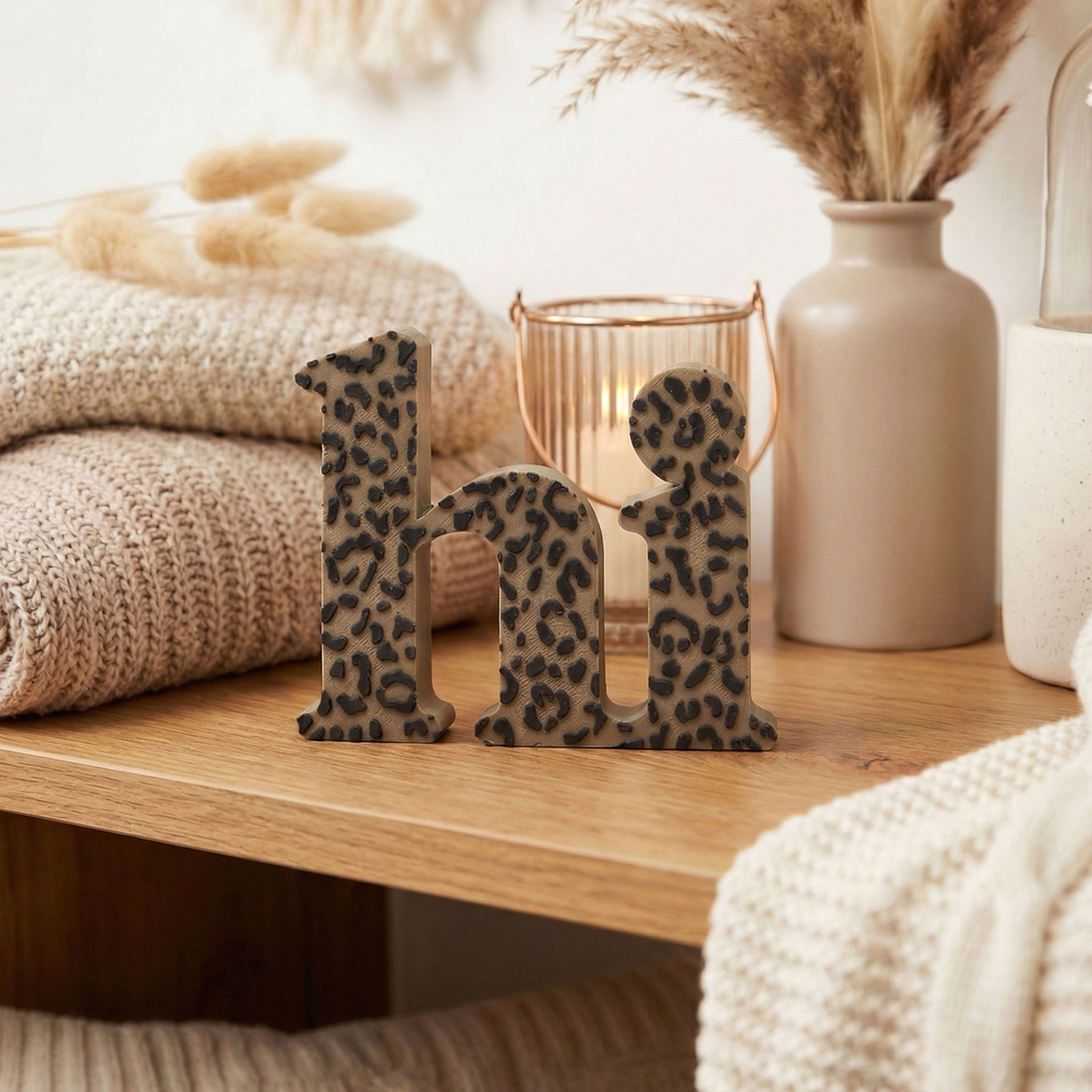 „hi“ – moderner Deko-Schriftzug zum Aufstellen