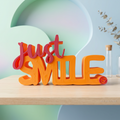 Just Smile Schriftzug – Moderner Dekoaufsteller mit positiver Botschaft