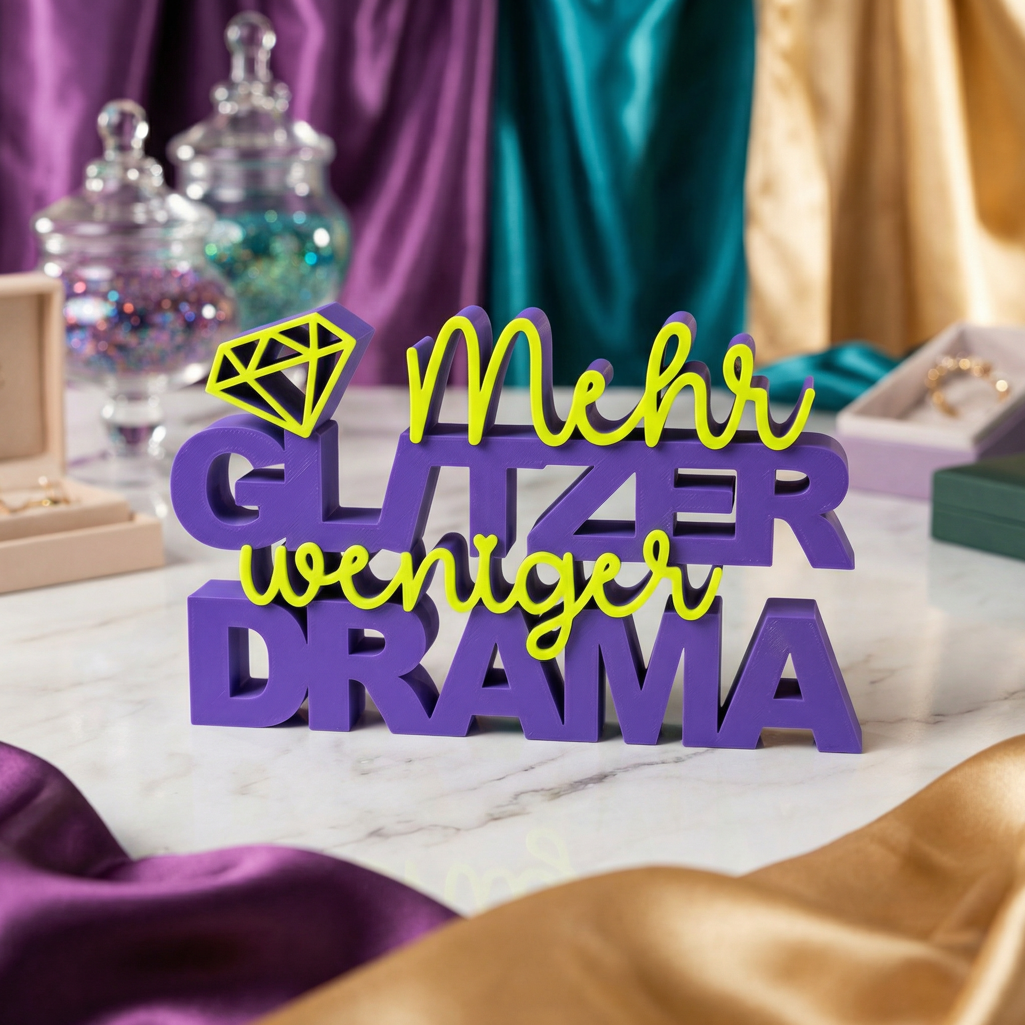 Dekoschriftzug „Mehr Glitzer, weniger Drama“ – Statement-Deko mit Diamant-Motiv