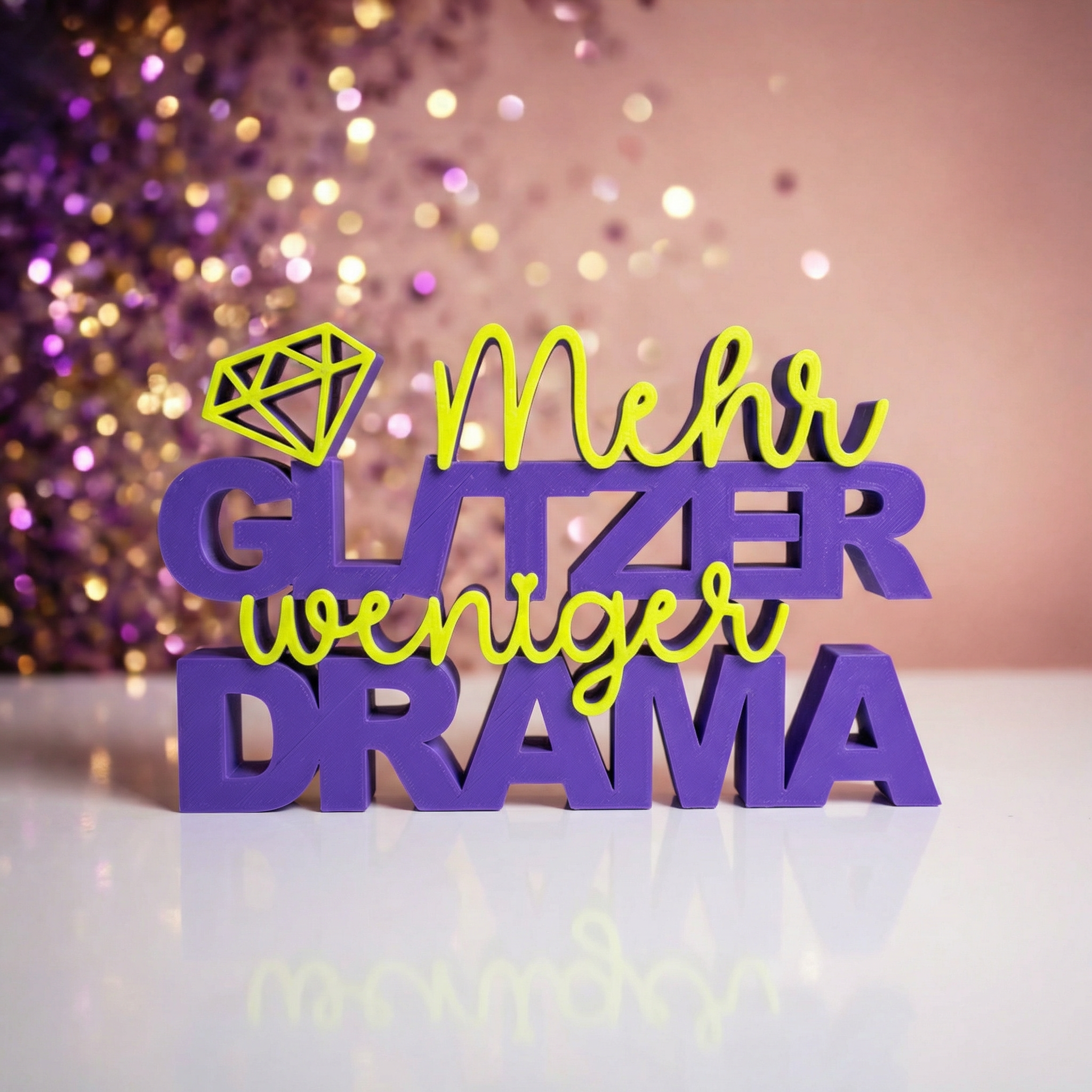Dekoschriftzug „Mehr Glitzer, weniger Drama“ – Statement-Deko mit Diamant-Motiv