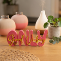 Good Vibes Only Schriftzug – Moderner Dekoaufsteller mit zweifarbigem Design