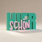 „Hier schön“ – Moderner Aufsteller aus PLA+ für Regal, Wand & Zuhause