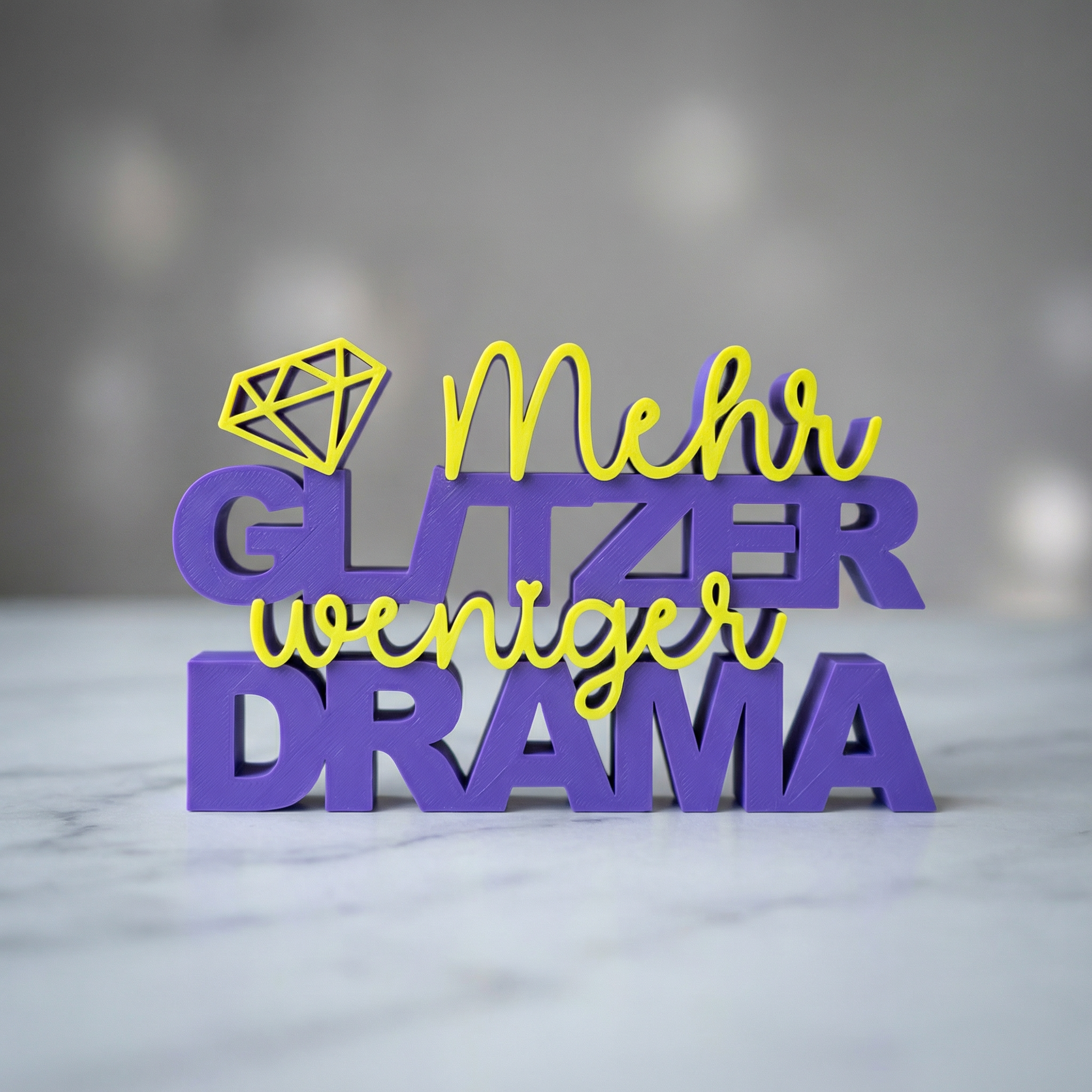 Dekoschriftzug „Mehr Glitzer, weniger Drama“ – Statement-Deko mit Diamant-Motiv