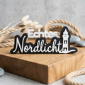 Echtes Nordlicht – Maritimer Dekoschriftzug mit Leuchtturm