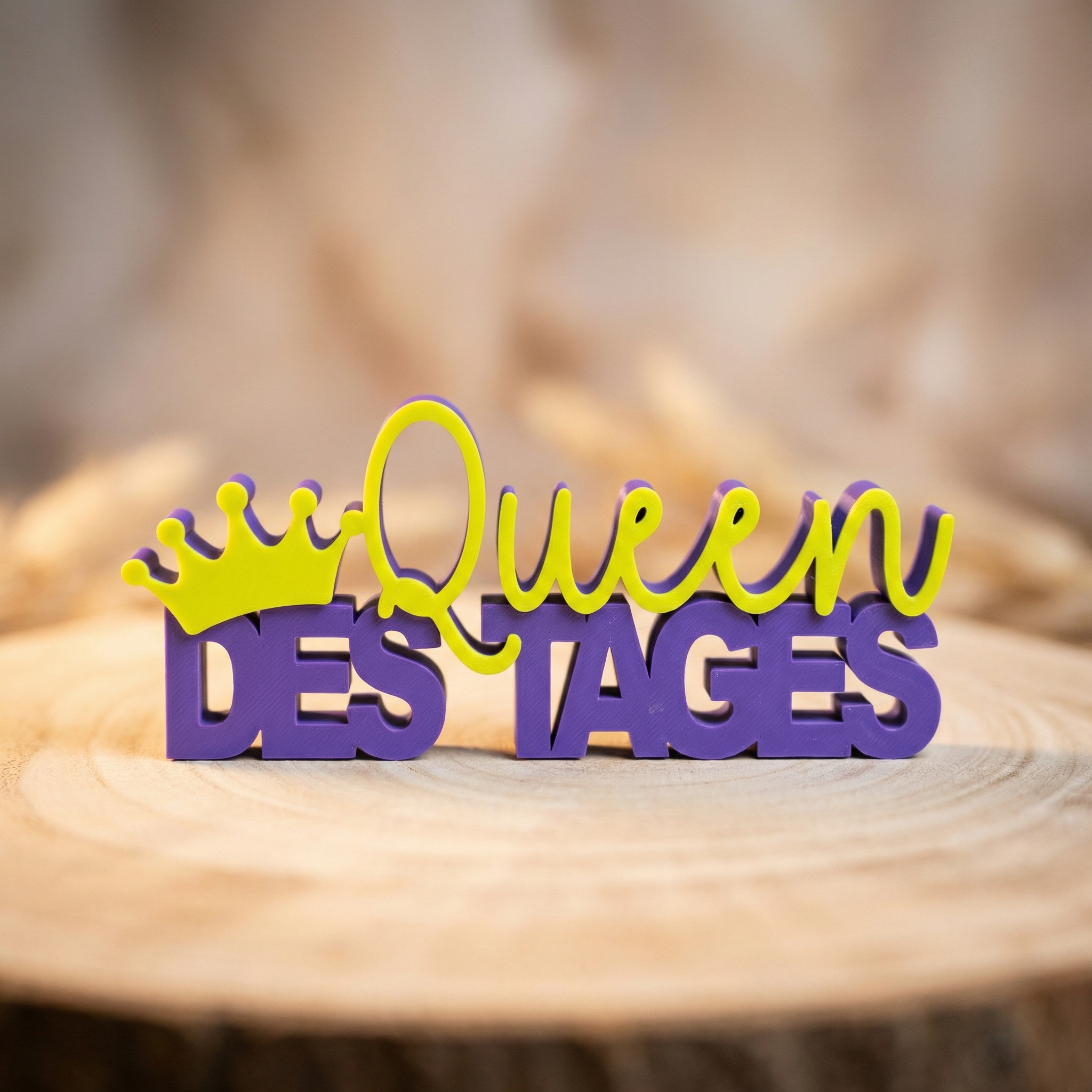 Deko-Schriftzug „Queen des Tages“ – dekorativer Aufsteller im modernen Lettering-Stil