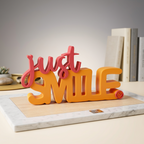 Just Smile Schriftzug – Moderner Dekoaufsteller mit positiver Botschaft