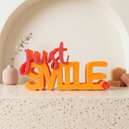 Just Smile Schriftzug – Moderner Dekoaufsteller mit positiver Botschaft