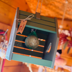 Vogelfutterhaus zum Aufhängen – Meisenknödelhalter