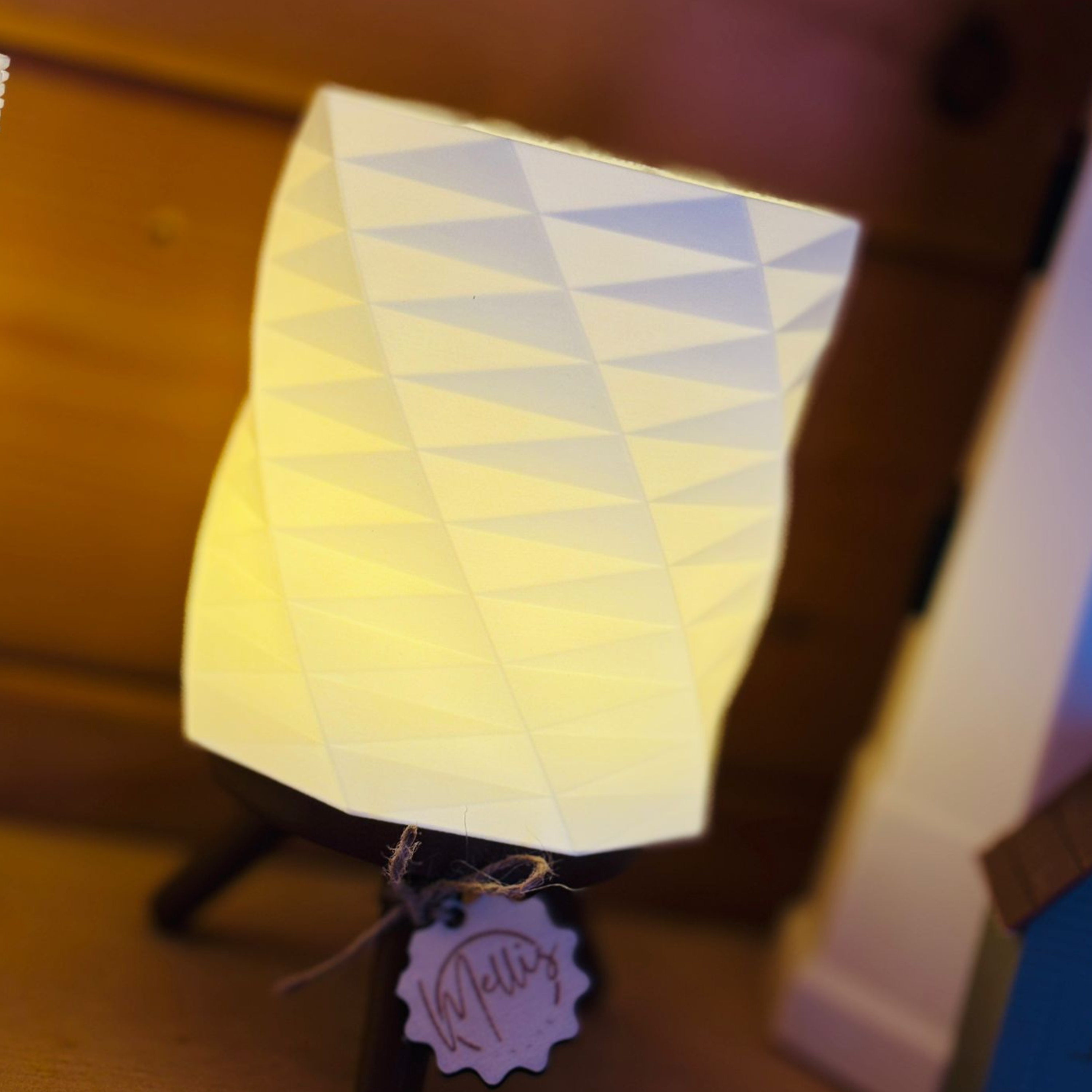 LED-Tischleuchte mit geometrischer Struktur auf Dreibein