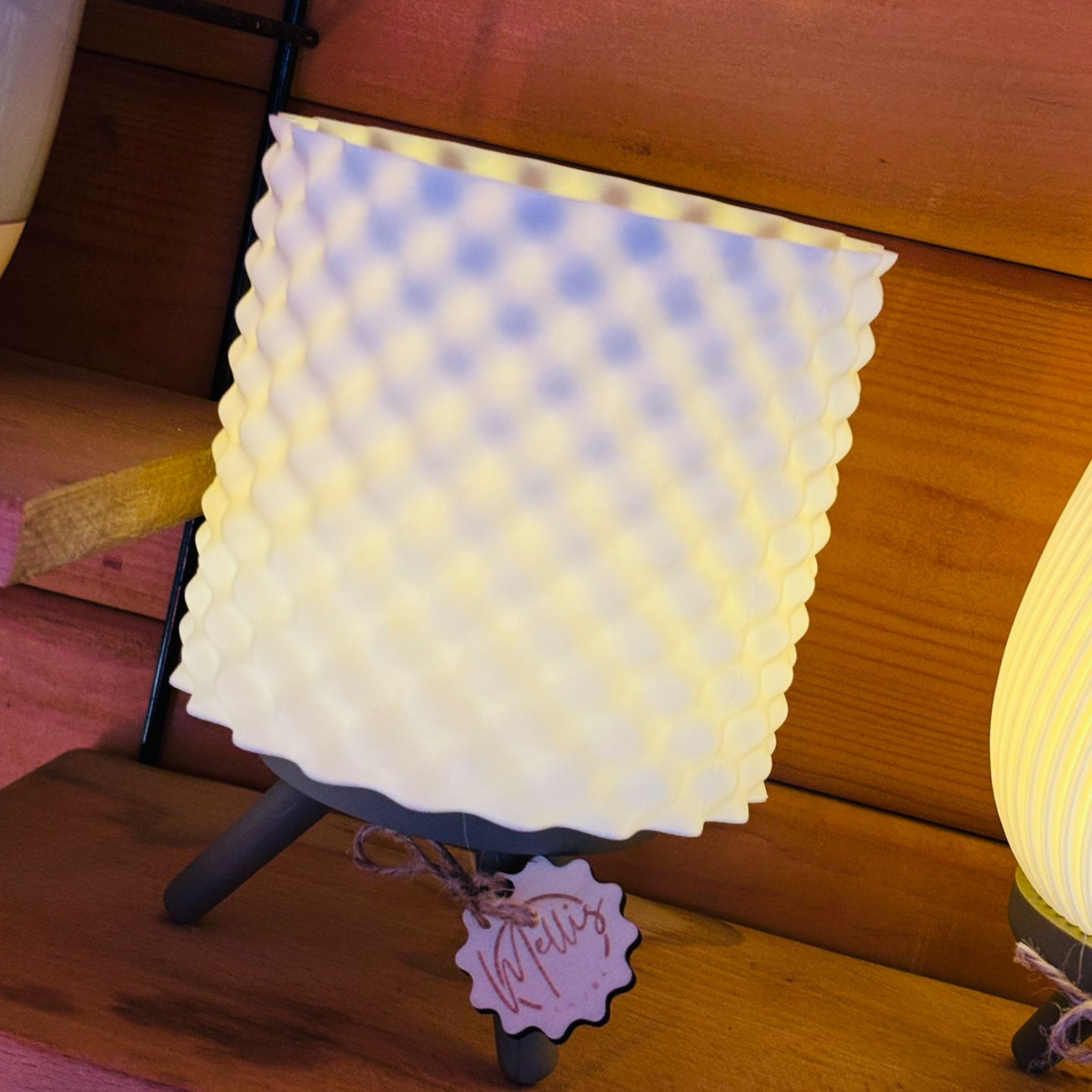 LED-Tischleuchte mit Wellenstruktur auf Dreibein