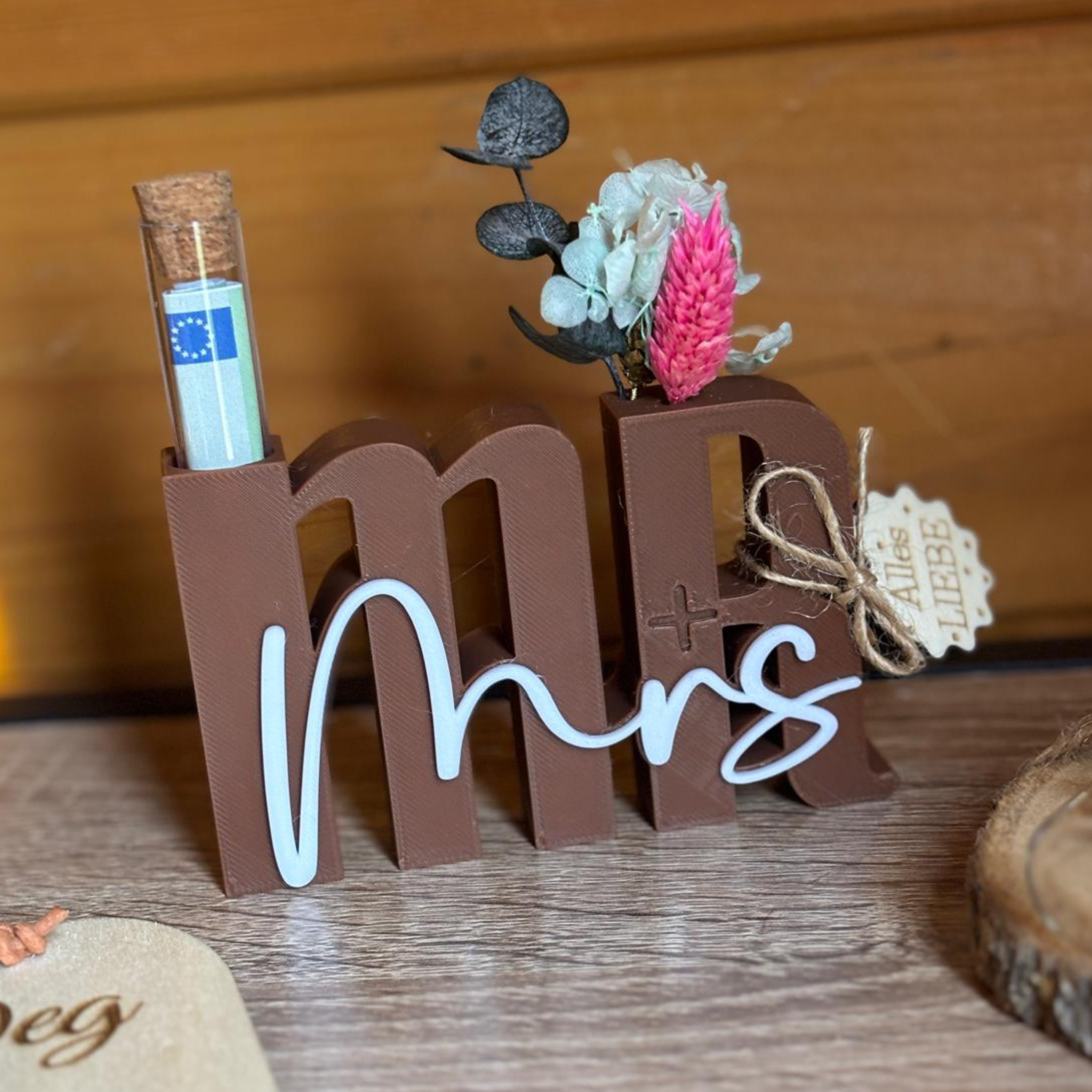 Dekoschriftzug „Mr + Mrs“ mit Geldröhrchen und Trockenblumen