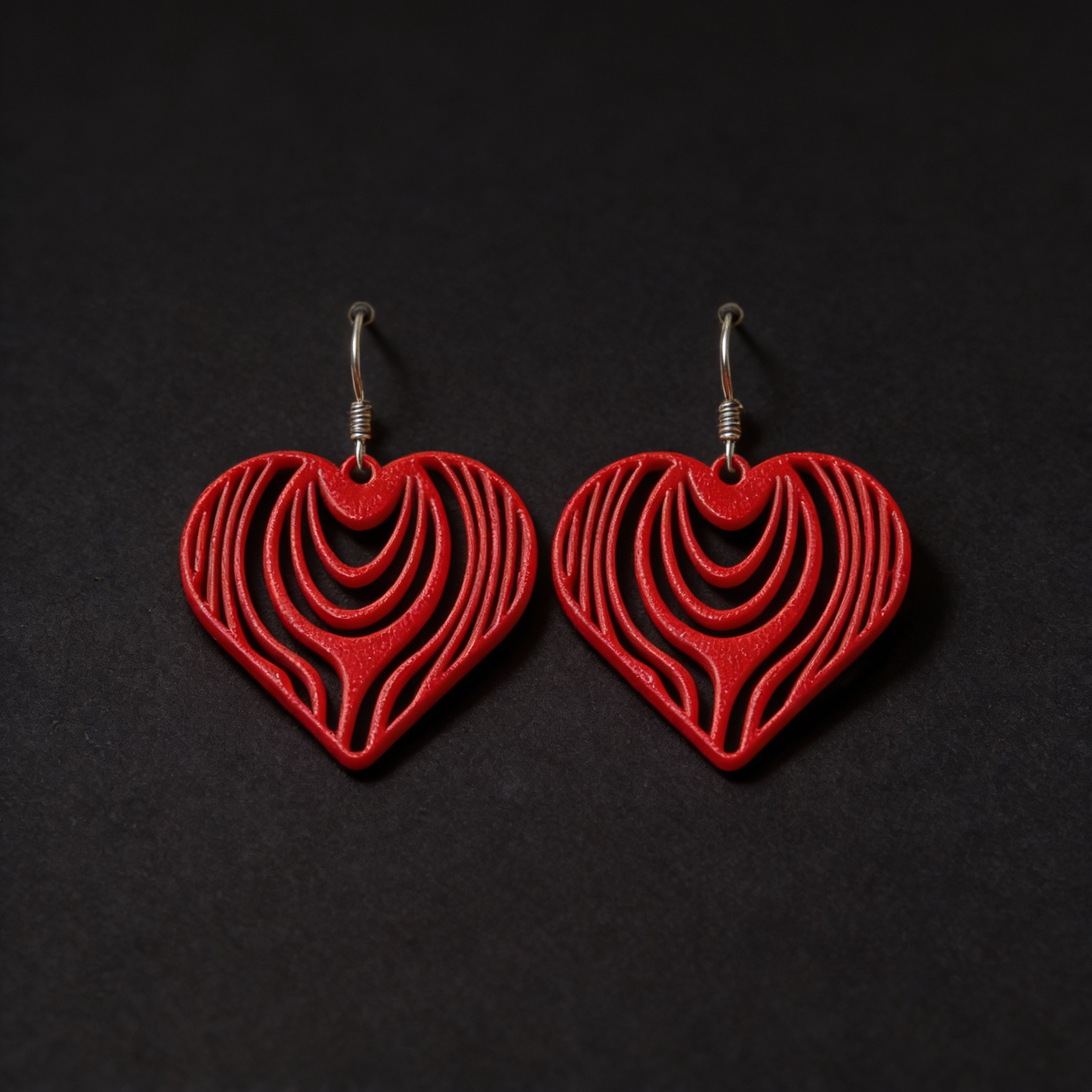 LOVE LINE – Grafische Herz-Ohrringe