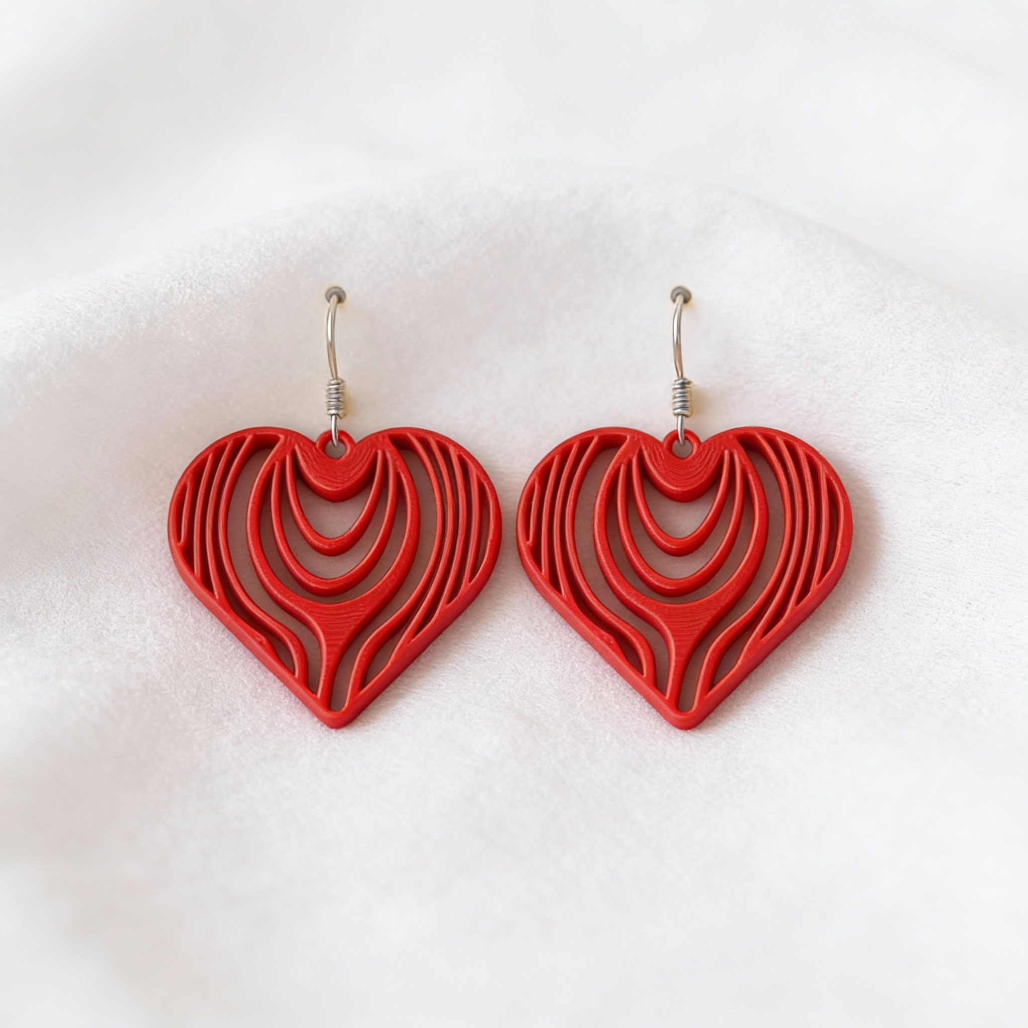 LOVE LINE – Grafische Herz-Ohrringe