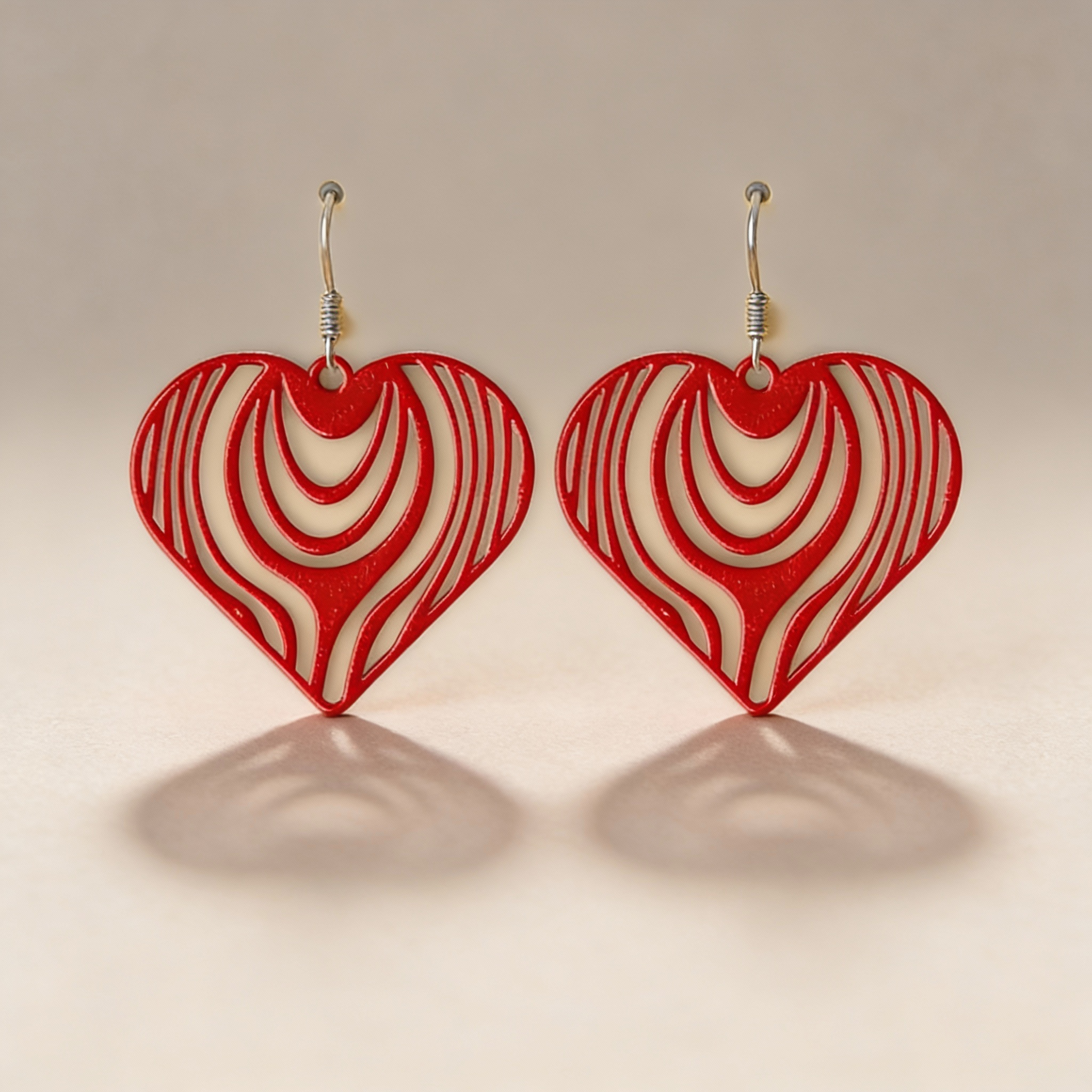 LOVE LINE – Grafische Herz-Ohrringe