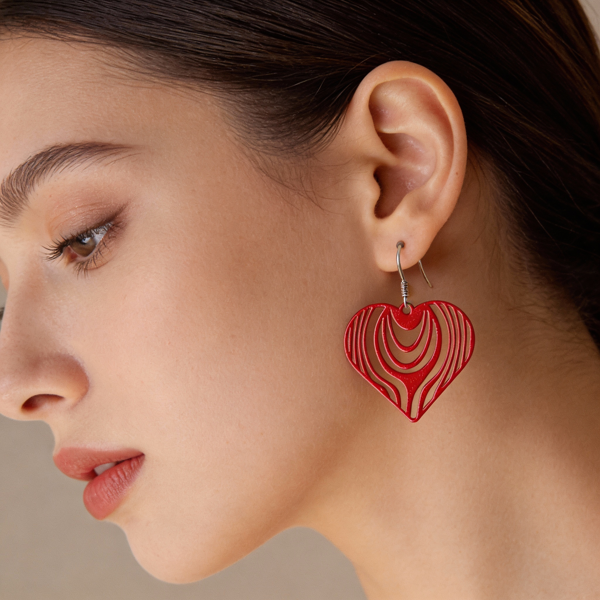 LOVE LINE – Grafische Herz-Ohrringe