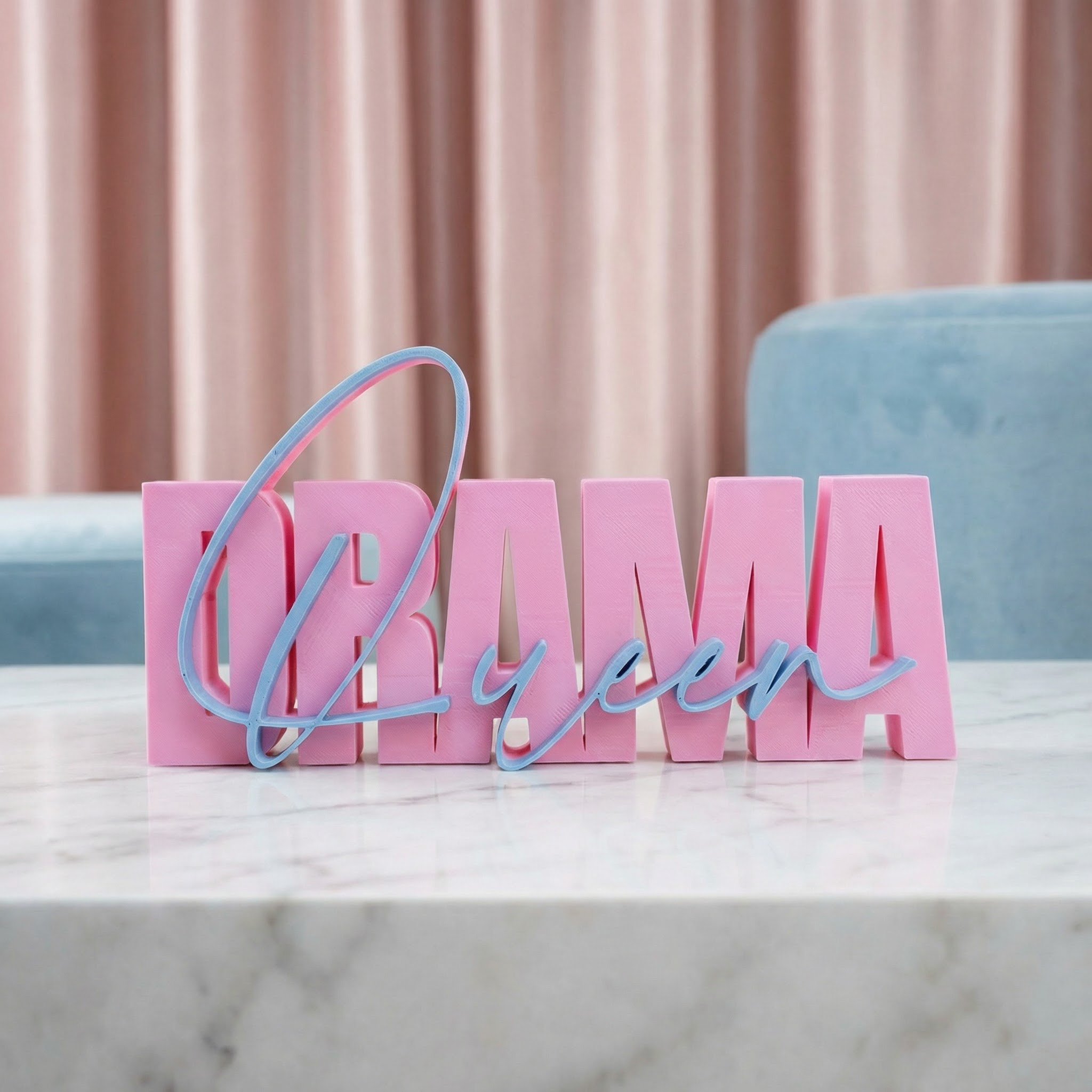 Deko-Schriftzug „Drama Queen“ – stylisches Statement für moderne Wohnräume