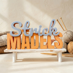 Deko Schriftzug „Strick Mädels“ – liebevolle Handmade-Dekoration für kreative Wollfans