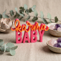 Karma Baby – Moderner Deko-Schriftzug mit Statement