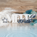 Meer verliebt – Maritimer Deko-Schriftzug für Strandliebhaber