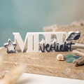 Meer verliebt – Maritimer Deko-Schriftzug für Strandliebhaber